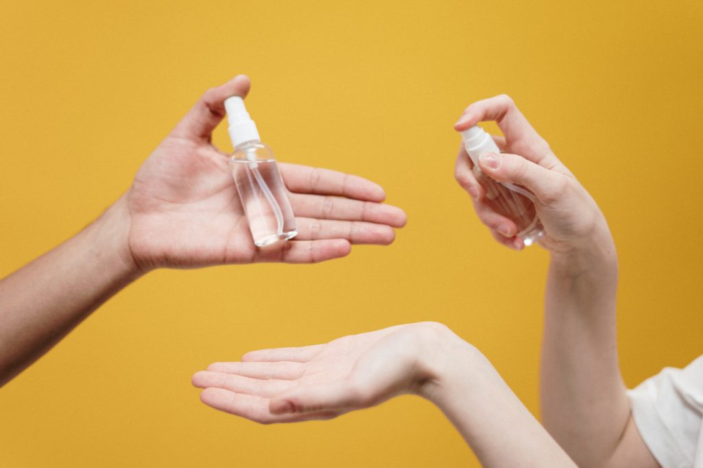 (Español) Declaratoria de Vitales no disponibles: Geles antibacteriales cosméticos y productos de higiene con propiedad desinfectante, los cuales tienen relación con la prevención del COVID-19